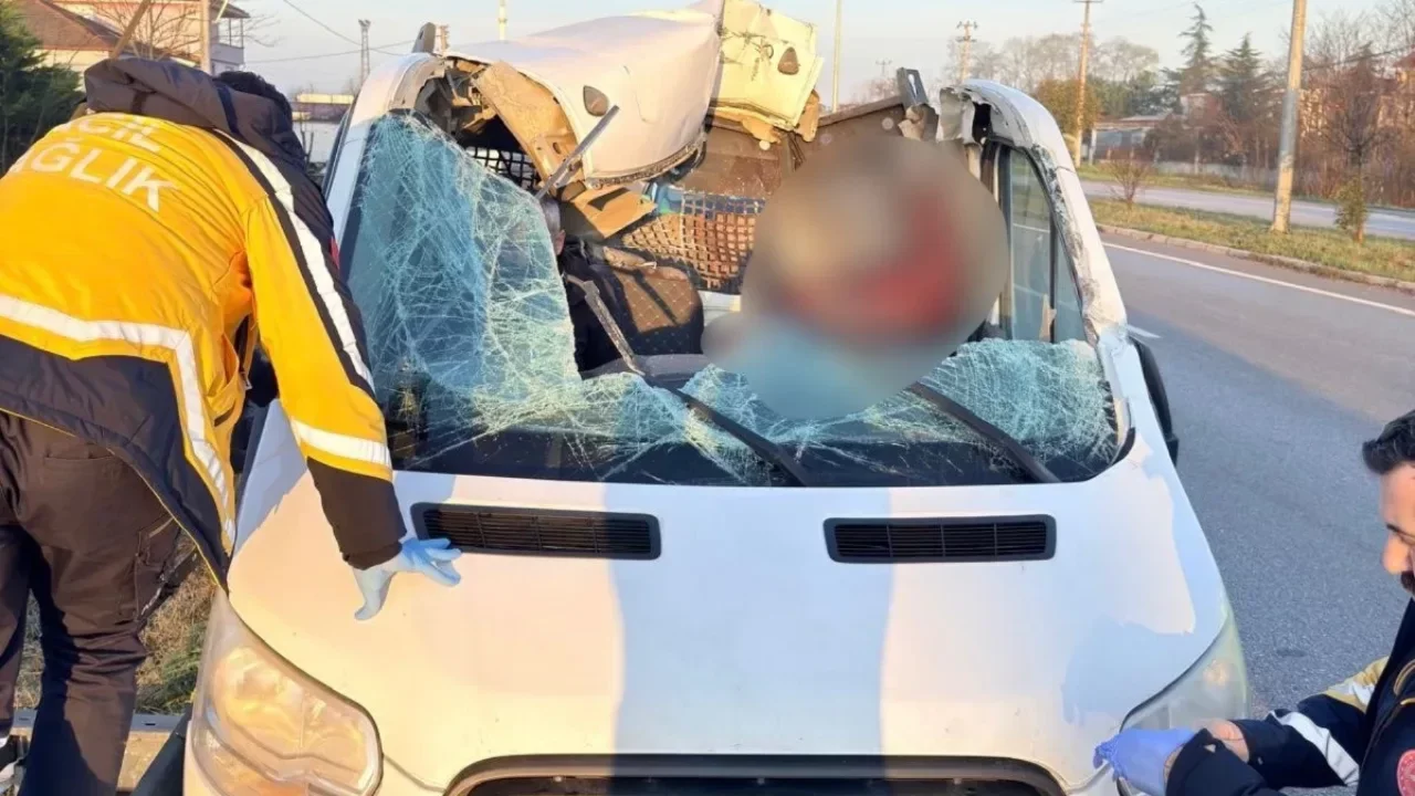 Samsun'da feci kaza! Tırın dorsesindeki betona &ccedil;arptı: Takılı kalan minib&uuml;s metrelerce s&uuml;r&uuml;klendi