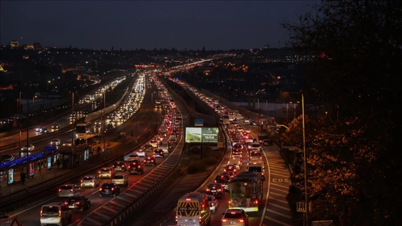 İstanbul'da iftar öncesi trafik yoğunluğu yüzde 83'e yükseldi 