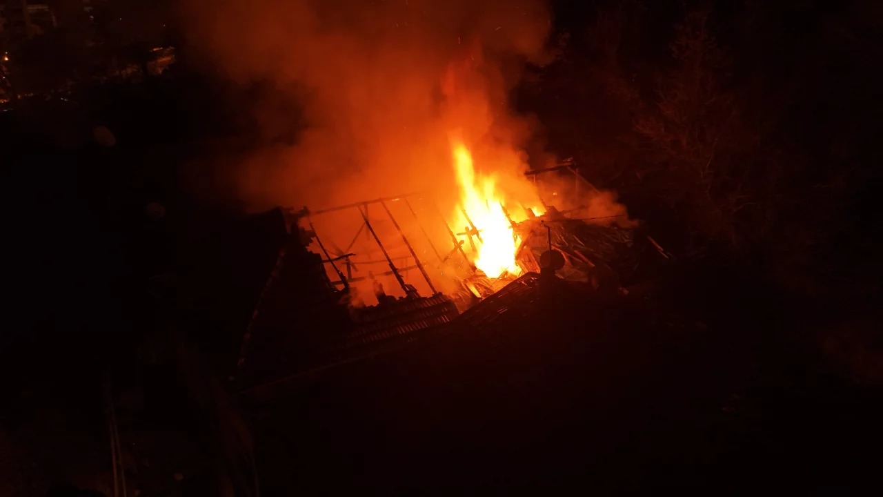 Karab&uuml;k'te 3 katlı binada yangın: Mahsur kalan yaşlı adam kurtarıldı