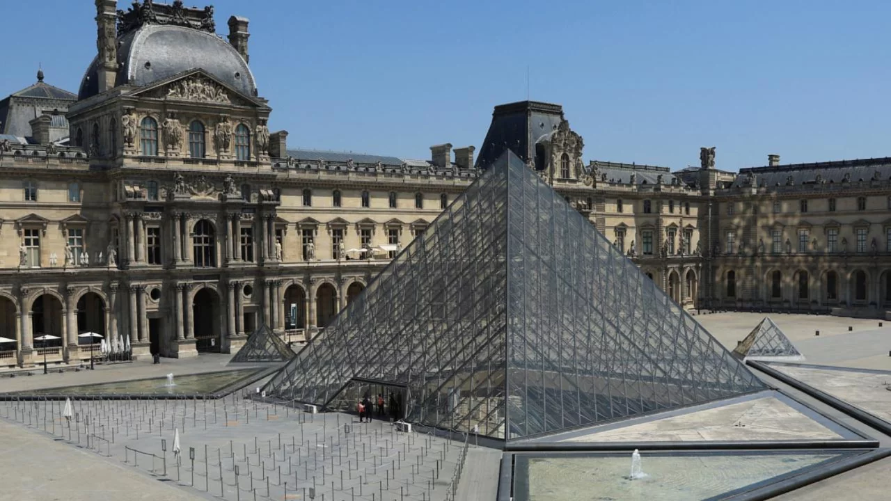 Fransa'da gündemden düşmeyen Louvre Müzesi'nin müdürü istifa etti 
