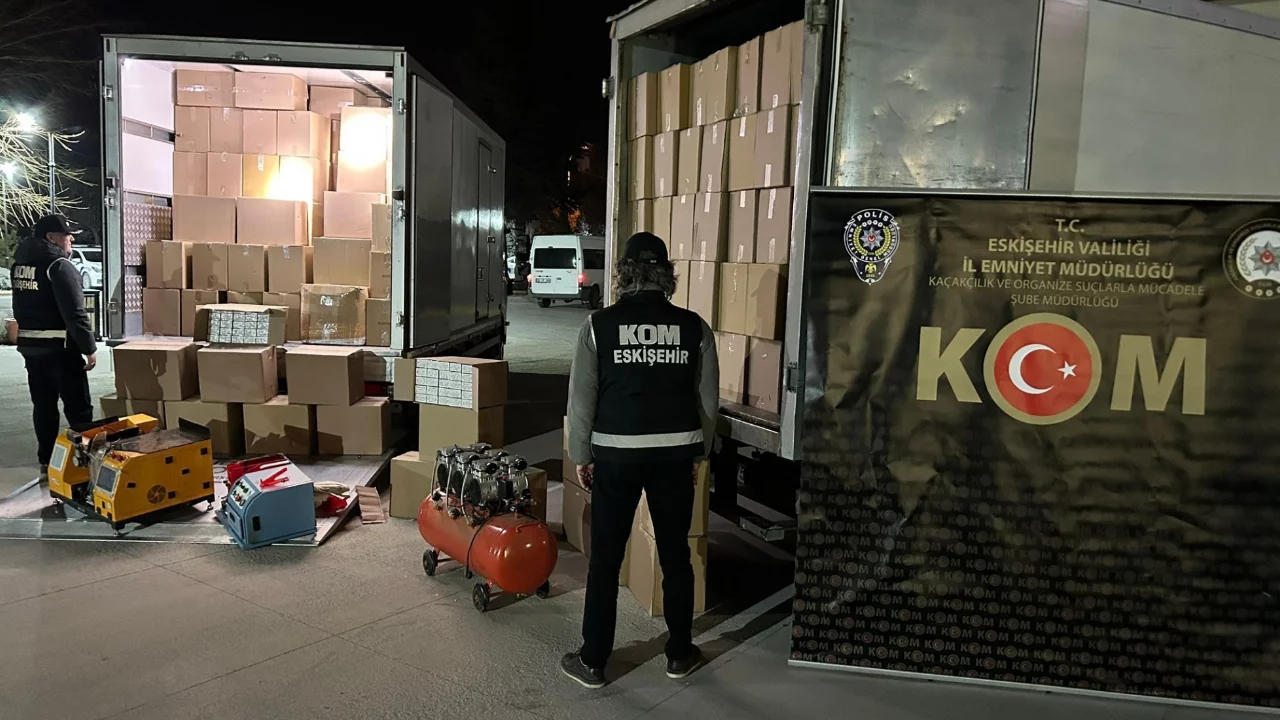 Eskişehir'de 5 milyon 800 bin makaron ve kilolarca kaçak tütün ele geçirildi