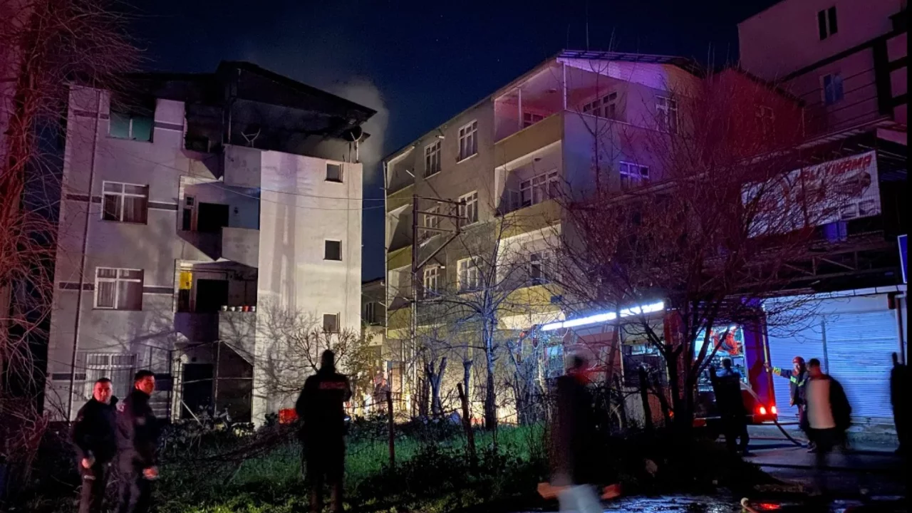 Evinde çıkan yangını söndürmek isterken yaralandı 