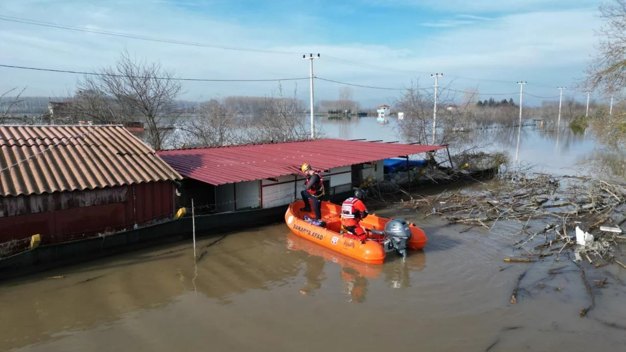 Edirne'de nehir taşkınında mahsur kalan 3 kişi kurtarıldı 
