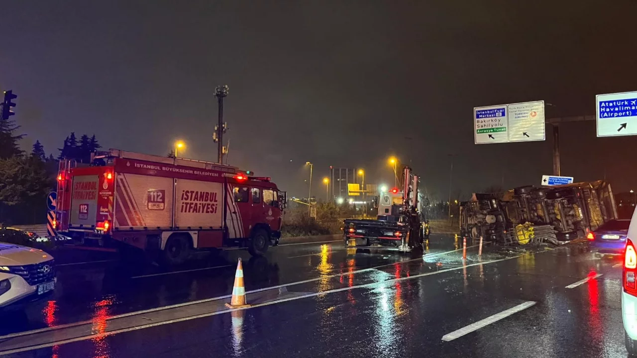 Bakırk&ouml;y'de hafriyat kamyonu bariyere &ccedil;arparak devrildi: 2 yaralı
