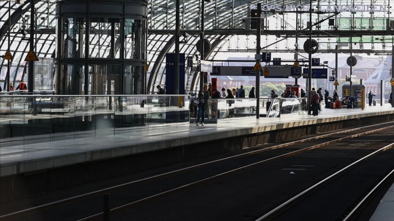 Berlin Merkez Tren İstasyonu'nda "yürüyen merdiven krizi" sürüyor