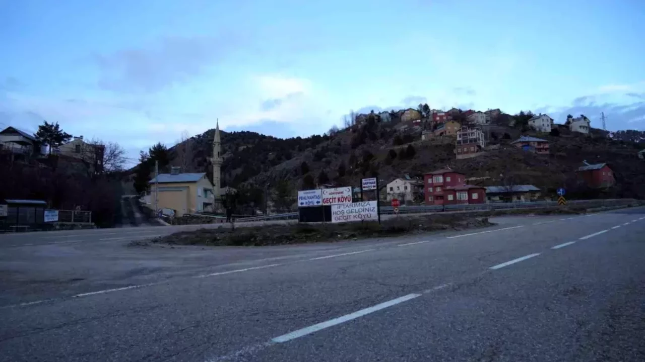 Geçit Köyü'nde 18 yıllık iftar geleneği yoldan geçenleri sofrada buluşturuyor