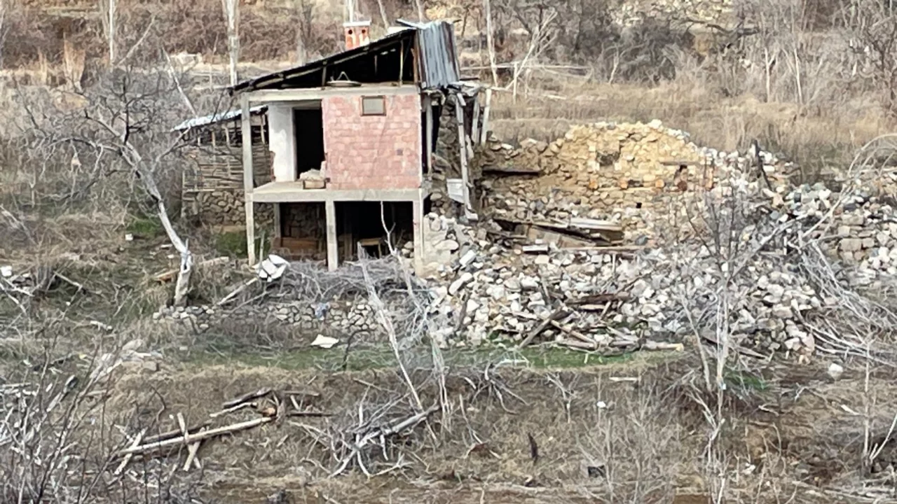 Baraj suları çekildi, ortaya çıkan köyde anılar tazelendi