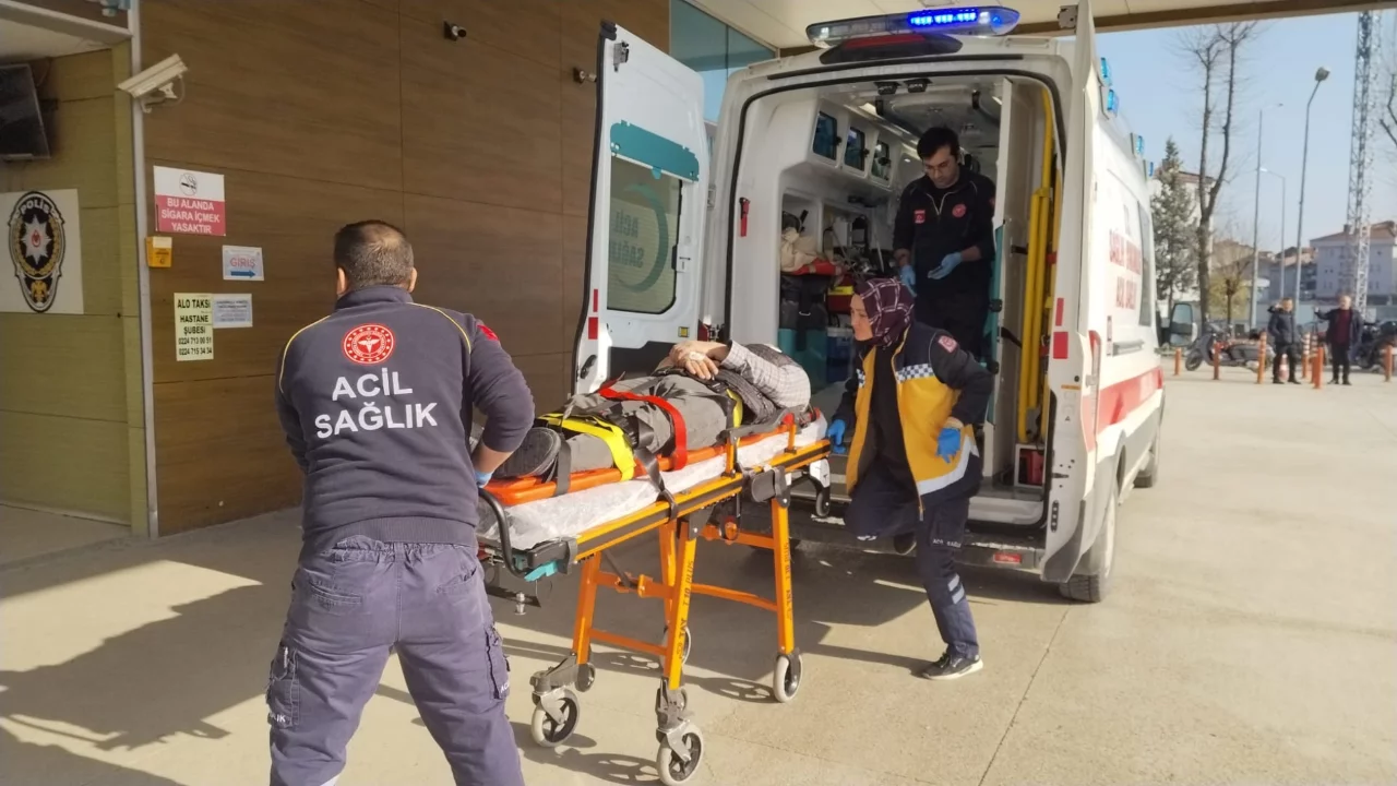 Bursa'da ticari taksiyle çarpışan motosiklet devrildi!