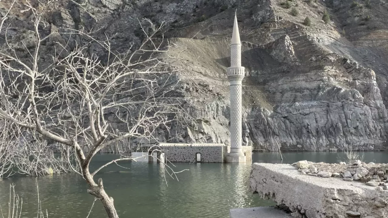 Baraj suları çekildi, ortaya çıkan köyde anılar tazelendi