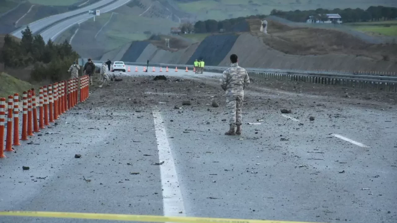Balıkesir'de kaza kırıma uğrayan F-16 uçağının enkazı kaldırılıyor