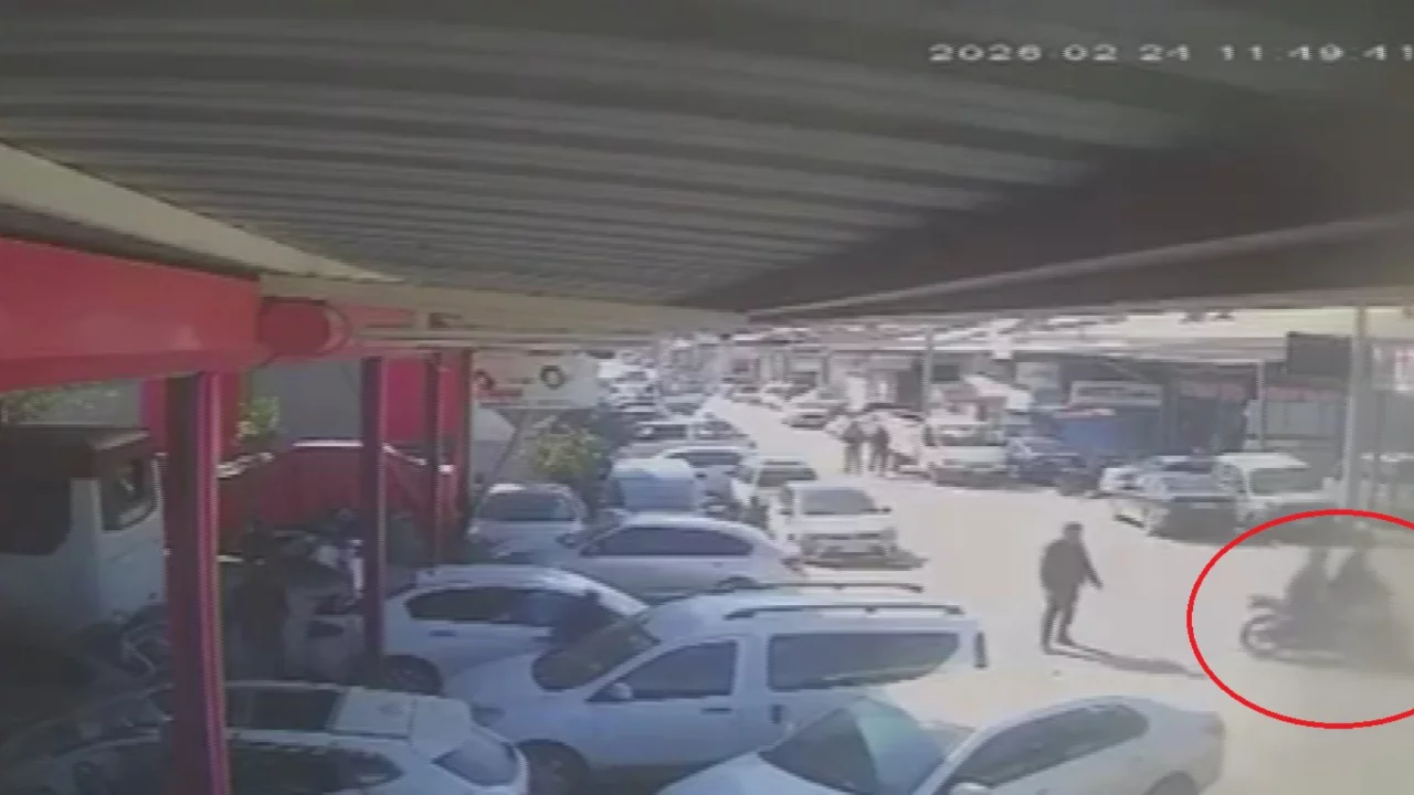 Kazada çarpışan motosiklet sürücülerinin savrulduğu anlar kamerada