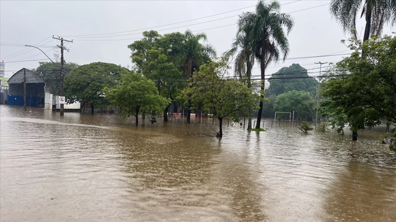 Brezilya'da şiddetli yağışların yol açtığı sellerde yaşamını yitirenlerin sayısı 30'a çıktı