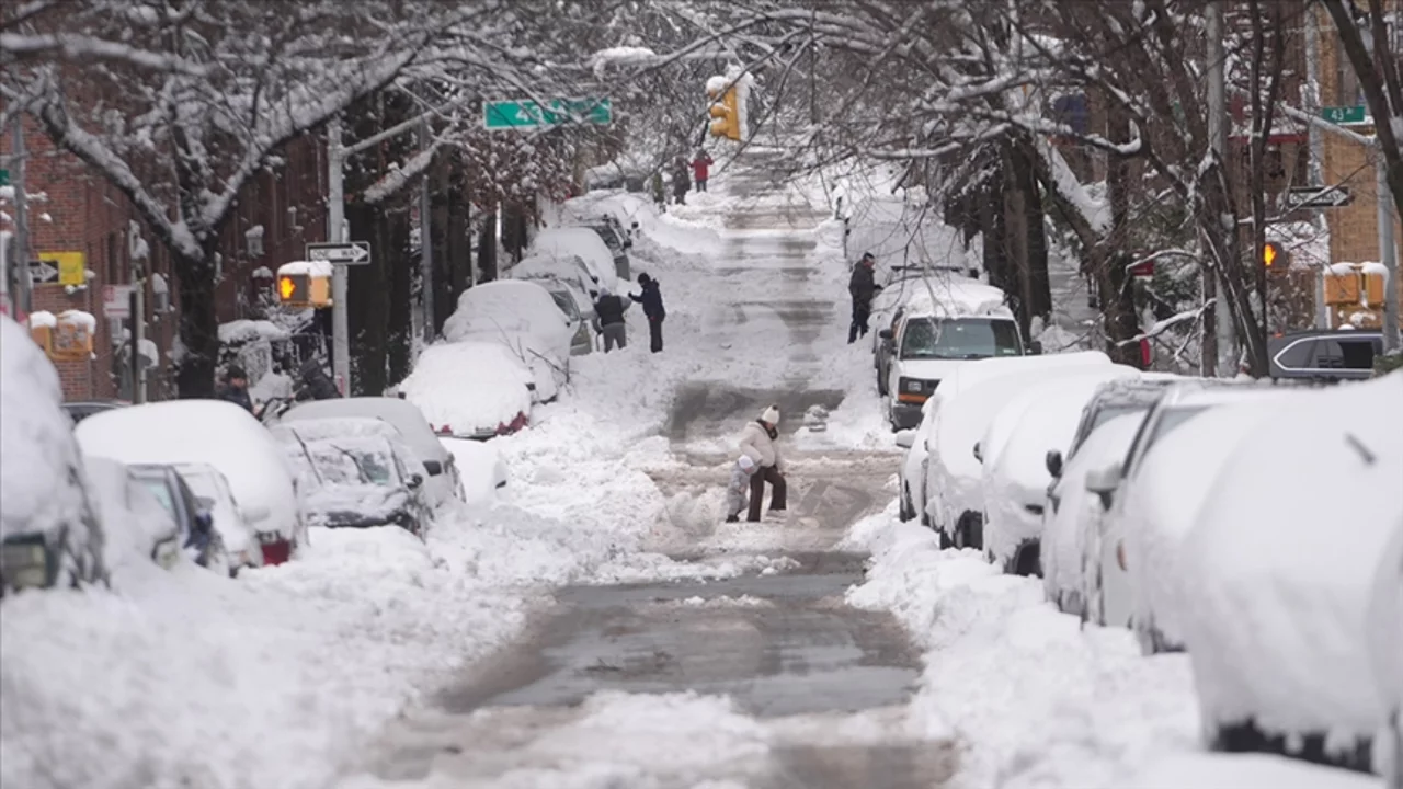 Kar fırtınası hayatı durma noktasına getirdi!