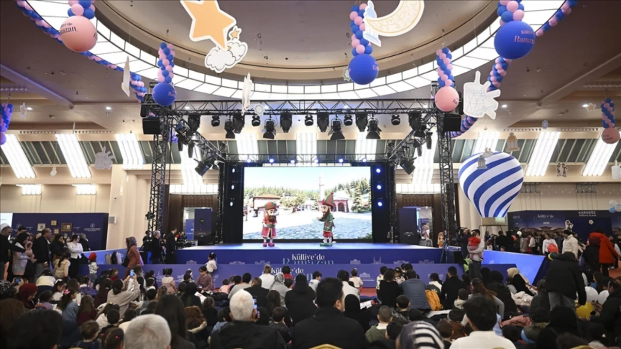 "Külliye'de Ramazan" etkinliklerinde "Hay Hak Hacivat-Karagöz Müzikali" sahnelendi