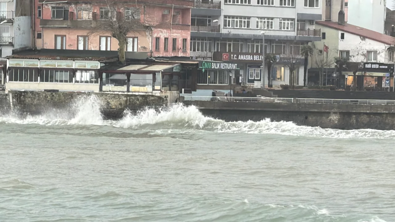 Amasra'da fırtına; dalga boyu 2 metreye ulaştı