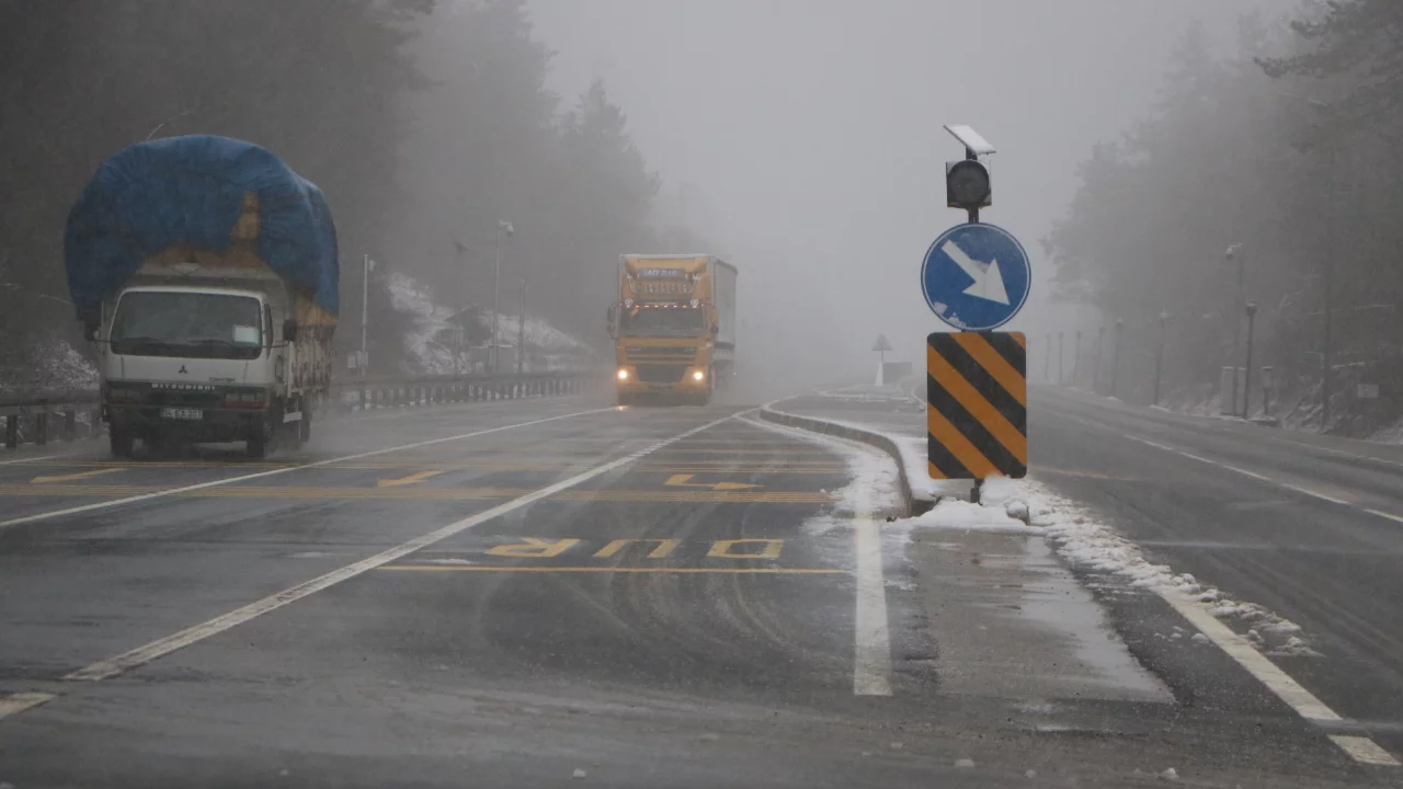 Bolu Dağı'nda hafif kar yağışı ve sis