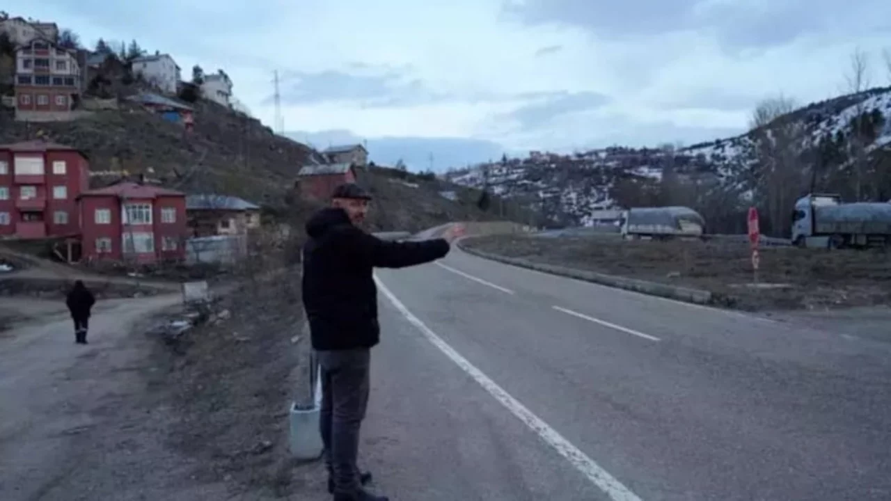 18 yıldır sürüyor! Yoldan geçenleri tek tek çeviriyorlar: İşte sebebi