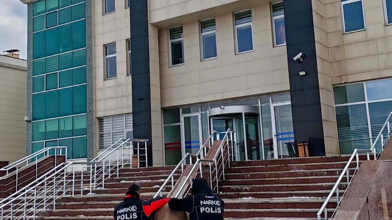 Evden kilolarca uyuşturucu üretecek saf bonzai çıktı