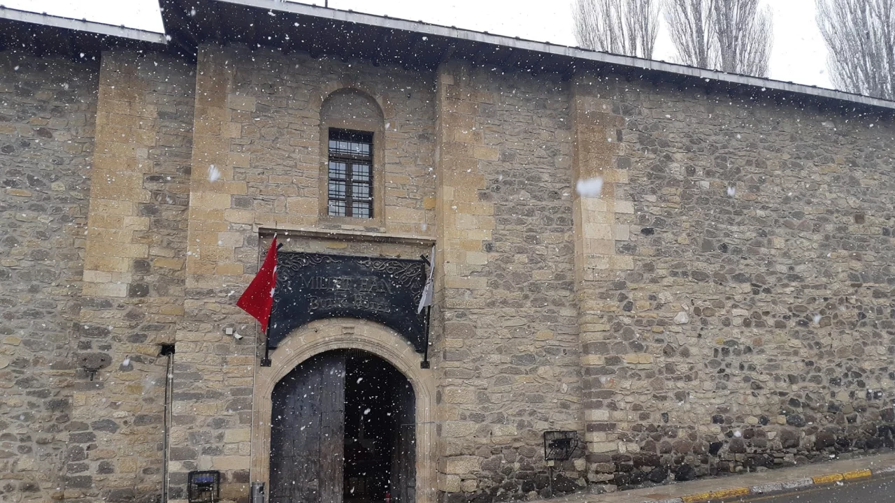 Yaklaşık 200 yıllık han, zamana direniyor