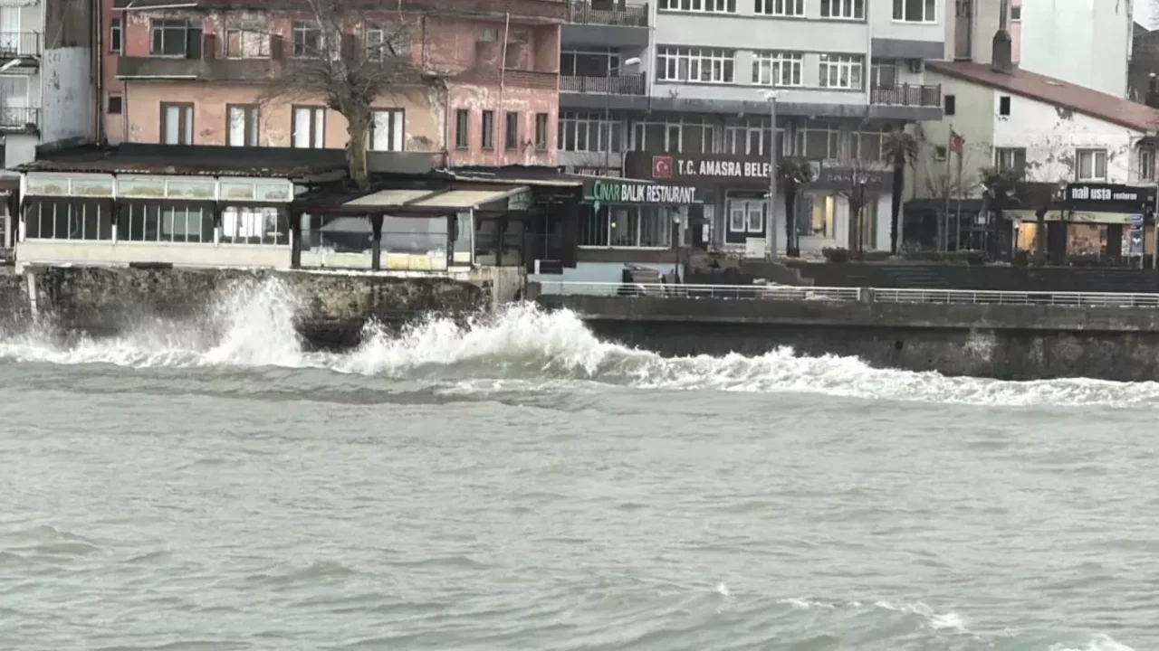 Amasra'da fırtına; dalga boyu 2 metreye ulaştı