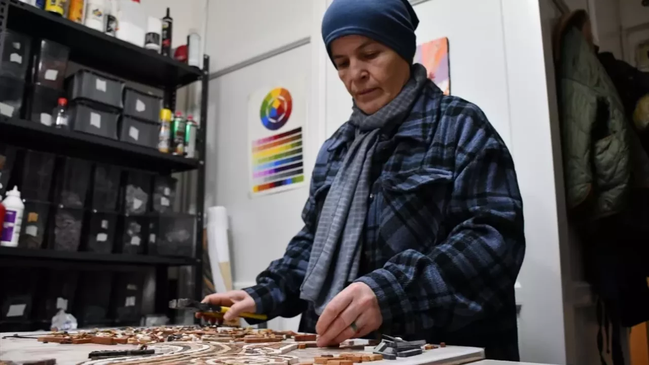 Üniversiteyi 2 yıl önce birincilikle bitiren 54 yaşındaki kadın, mozaik eserler üretiyor