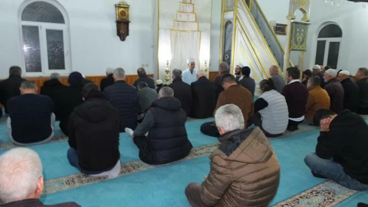 Ramazan sofraları karıştı: Ezan 3 dakika erken okundu