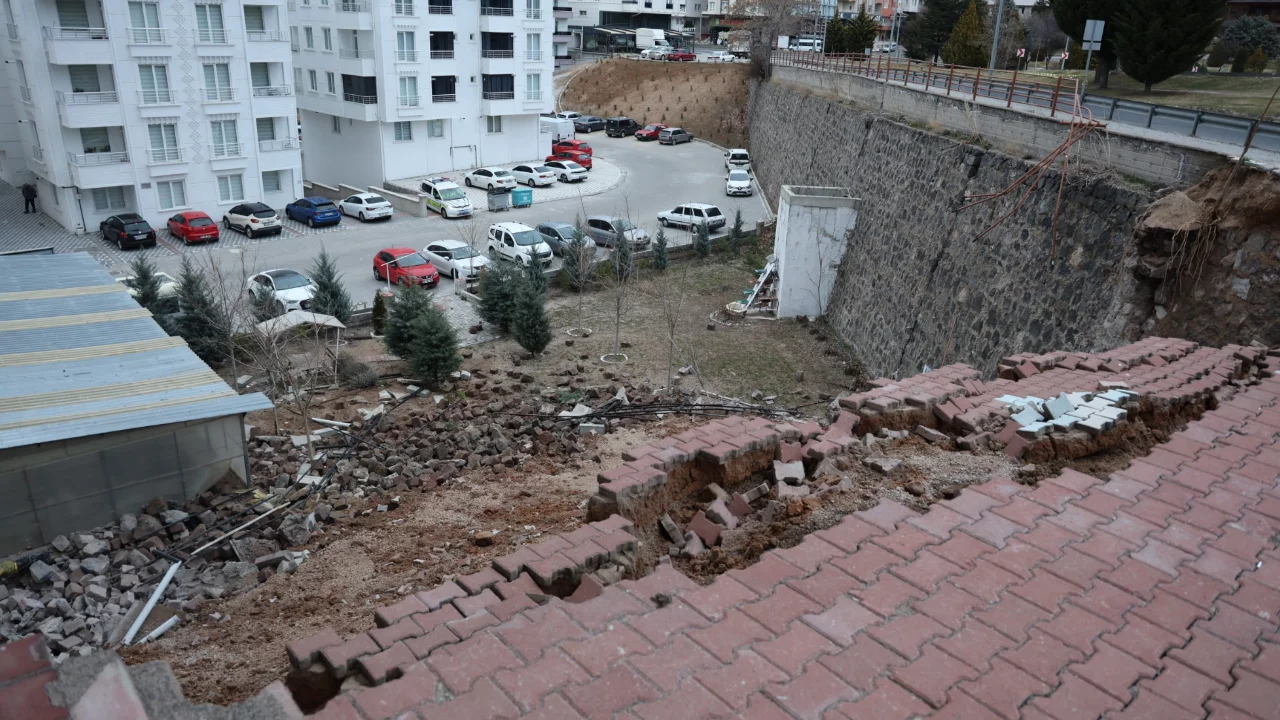 Nevşehir'de 15 metre y&uuml;ksekliğindeki istinat duvarı &ccedil;&ouml;kt&uuml;