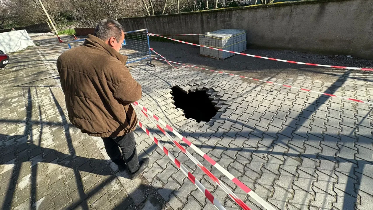 &Ccedil;anakkale'de yol &ccedil;&ouml;kt&uuml;, 2 metre &ccedil;ukur oluştu