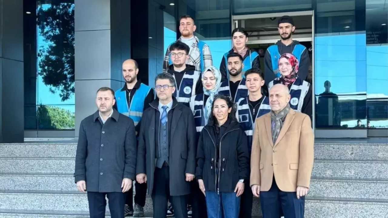 &Ccedil;anakkale'den deprem b&ouml;lgesindeki bin &ccedil;ocuğa kırtasiye malzemesi ve okul &ccedil;antası desteği