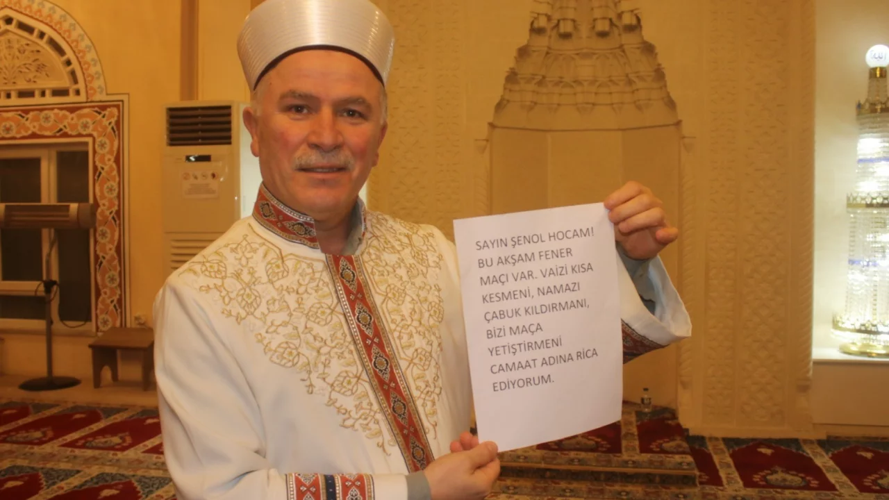 Cami imamı gen&ccedil;leri ma&ccedil;a yetiştirdi: Vaazı kısa tuttu, ilahileri azalttı