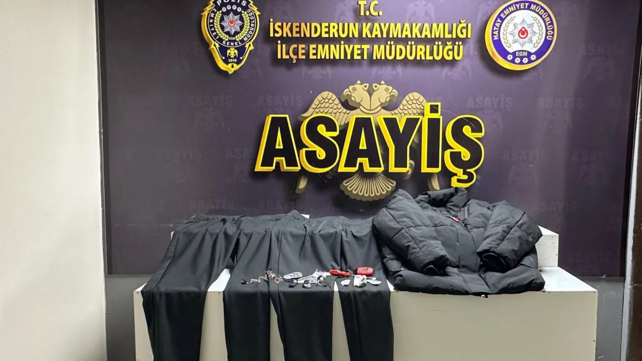 Mağazada &uuml;r&uuml;nlerin alarmlarını tornavida ile s&ouml;kerken yakalandı