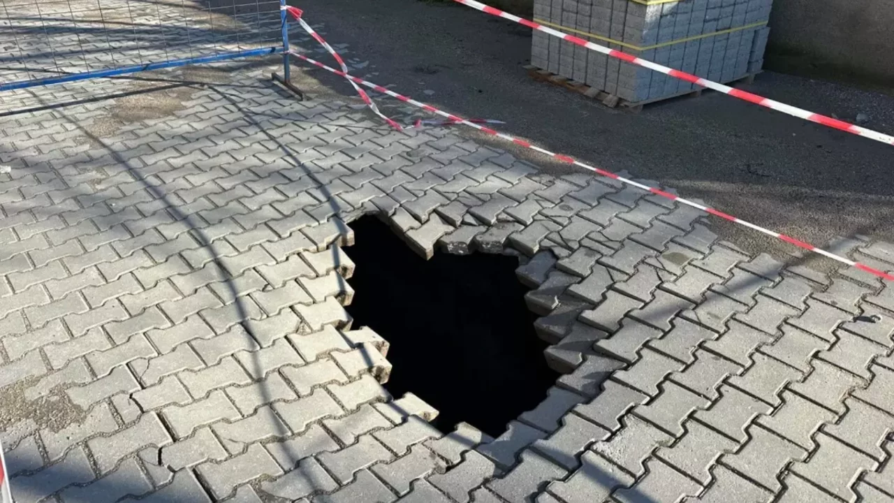 &Ccedil;anakkale'de sağanak nedeniyle yol &ccedil;&ouml;kt&uuml;