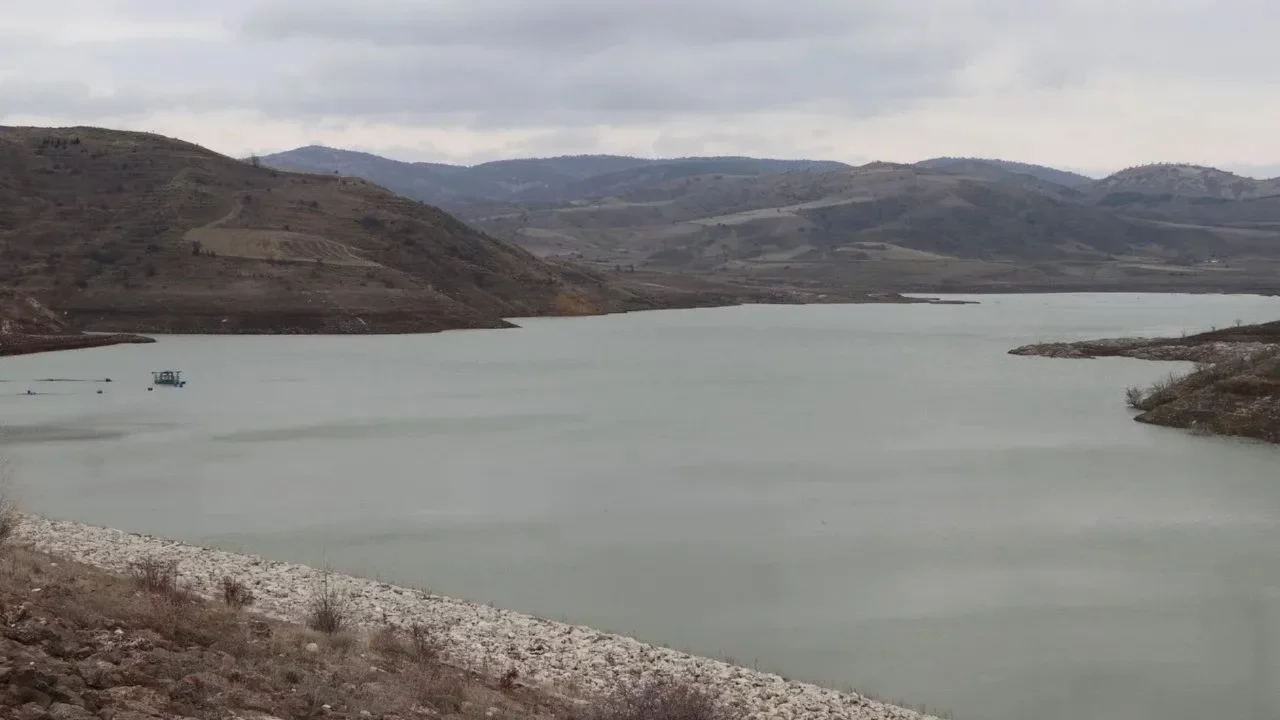 Toprağı &ccedil;atlayan baraj coştu! Yağışlar ila&ccedil; gibi geldi