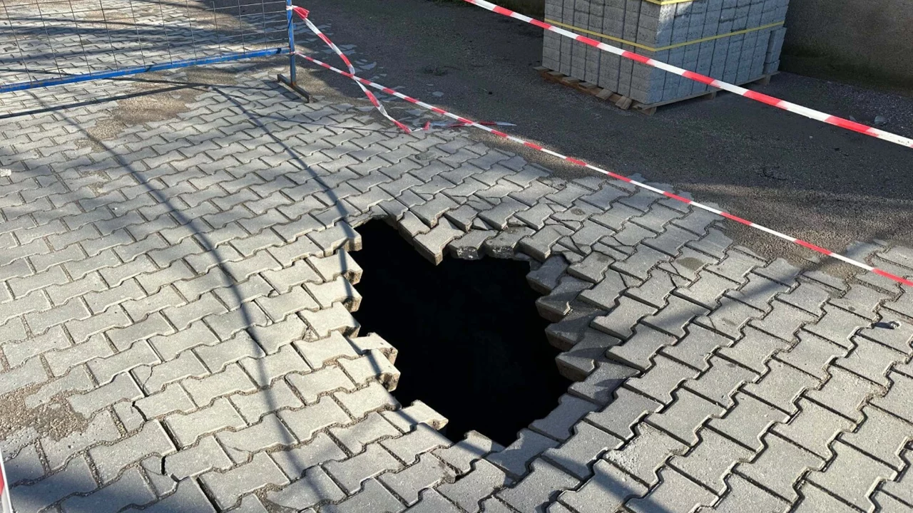&Ccedil;anakkale'de sağanak nedeniyle yol &ccedil;&ouml;kt&uuml;