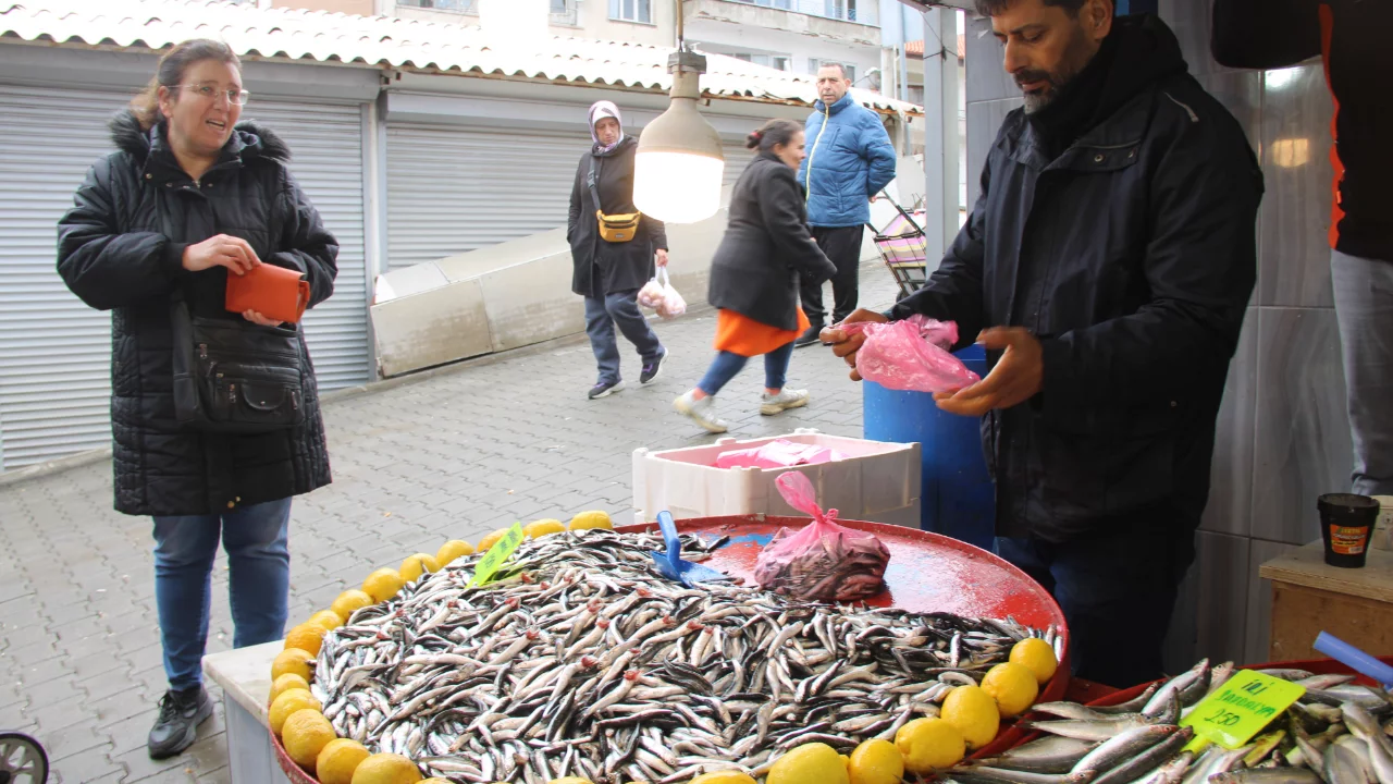 Menteşe pazarında hamsi ucuzladı