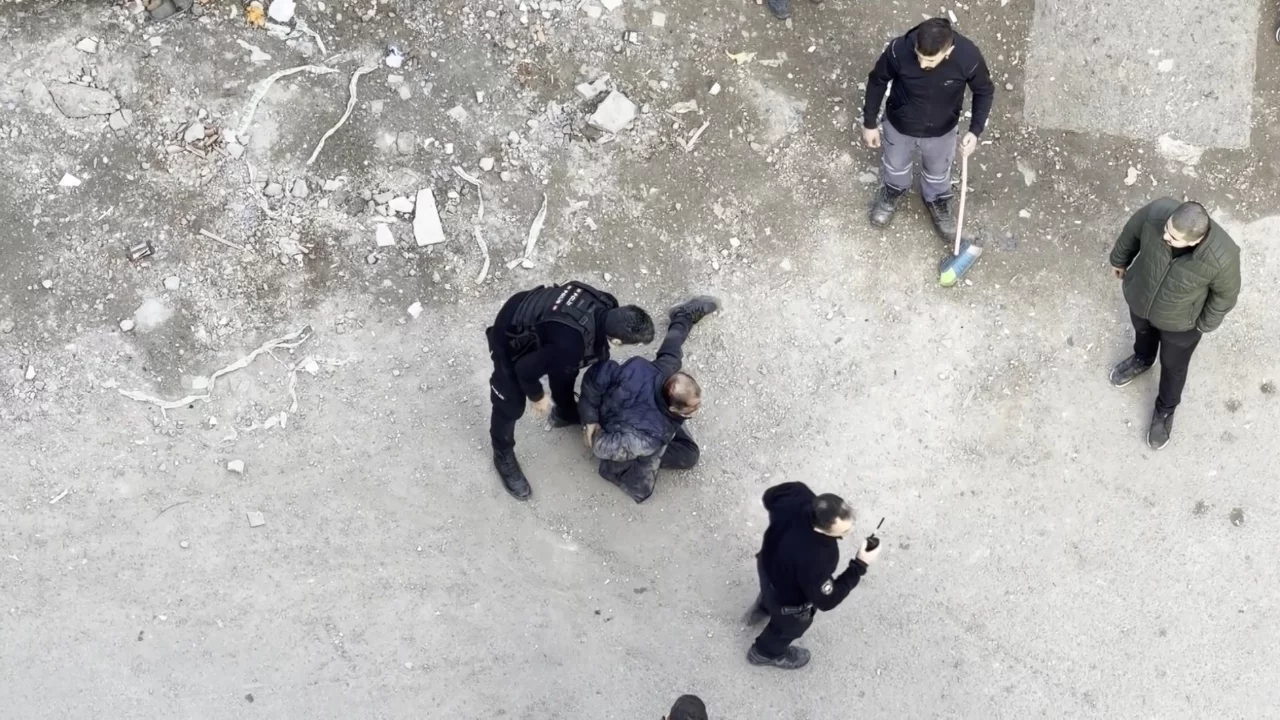 Kadınlara ve araçlara saldıran zihinsel engelli gözaltında