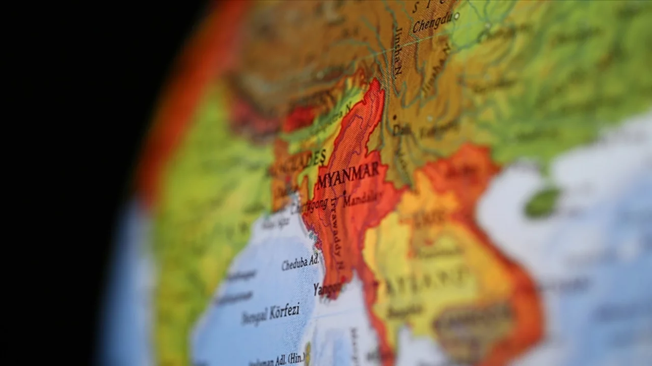 Myanmar'da ordunun Arakan ve Sagaing bölgelerine düzenlediği hava saldırılarında 26 sivil öldü