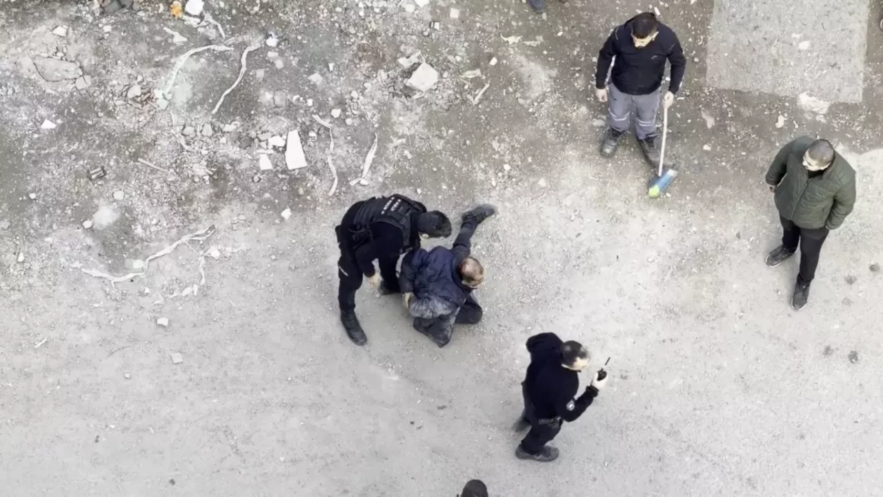 Diyarbakır'da kadınlara ve ara&ccedil;lara saldıran zihinsel engelli ş&uuml;pheli yakalandı