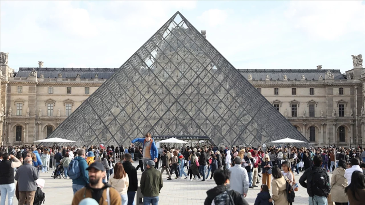 Macron, Louvre Müzesi'nin başına yeni bir isim atadı