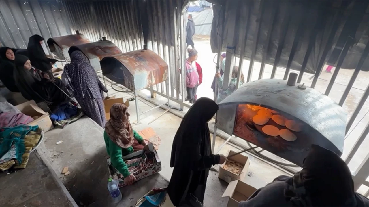 Gazze'de mülteci kampında açılan fırın yerinden edilen Filistinlilere "ekmek kapısı" oldu
