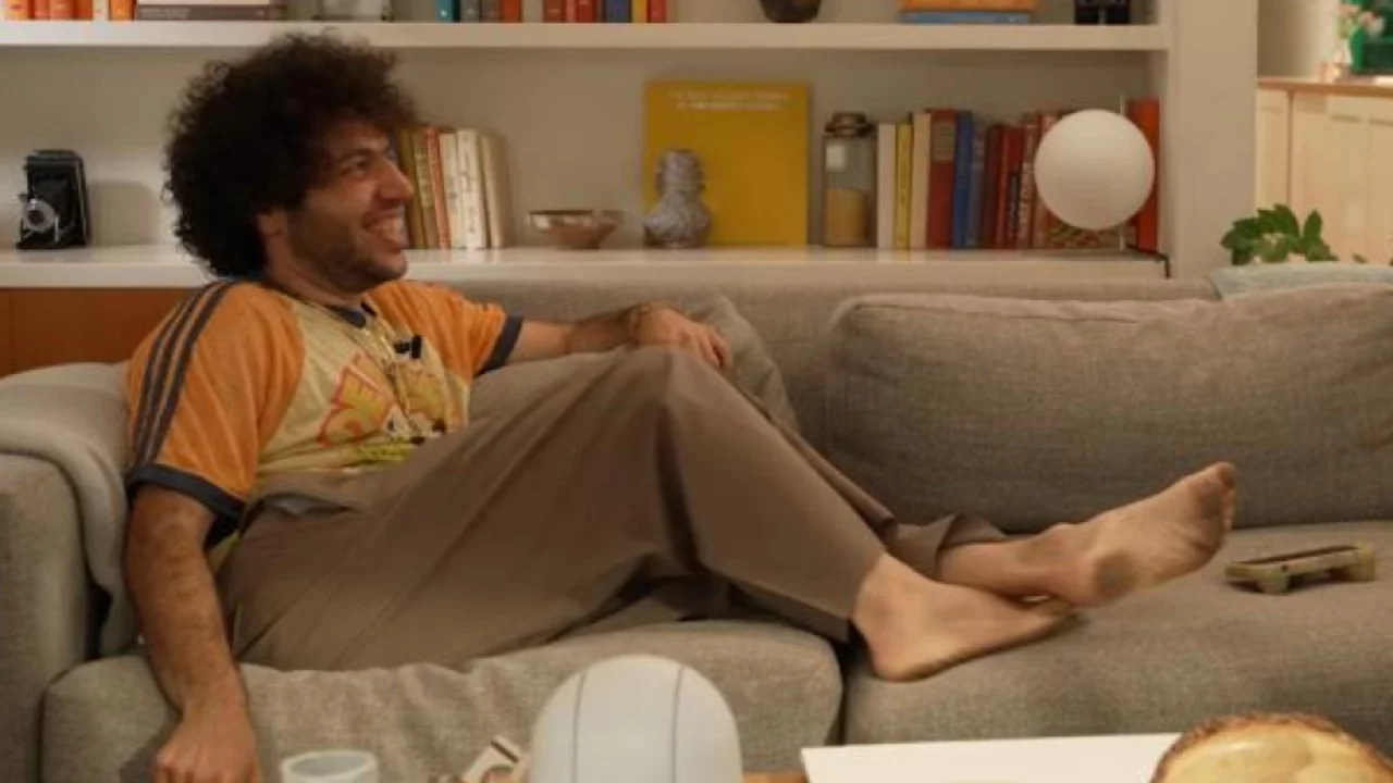  Benny Blanco'nun kirli ayakları ve gaz çıkarması Selena Gomez hayranlarını kızdırdı 