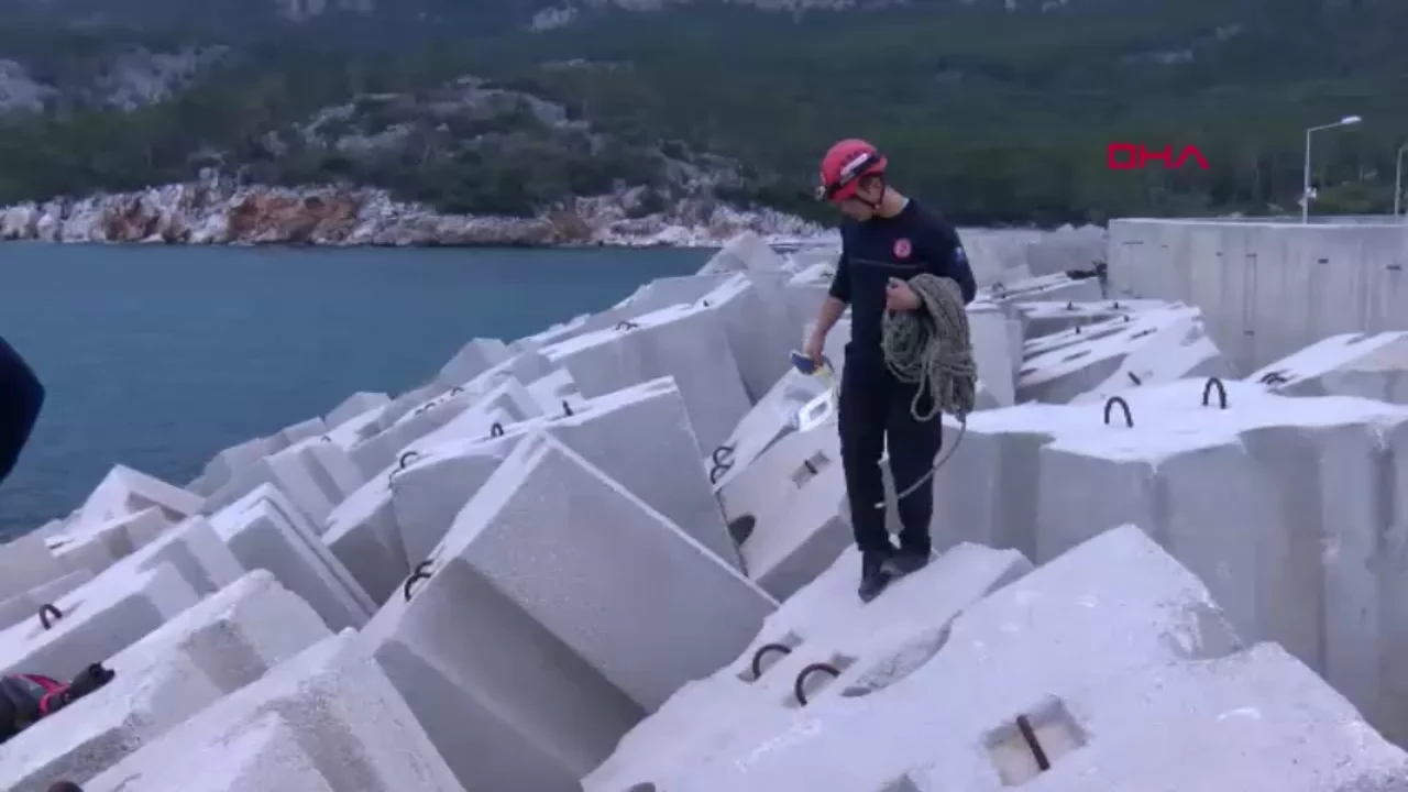 Dalgakıranda düşüp beton bloklar arasına sıkışan balıkçı kurtarıldı