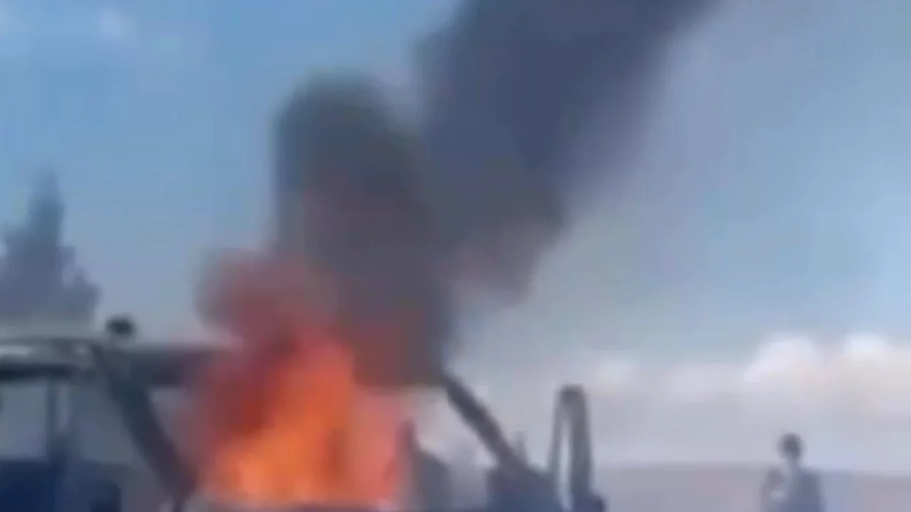 Batman'da seyir halindeki kamyonet alev aldı