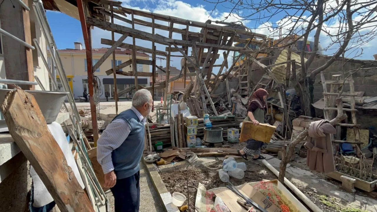 Eskişehir'de ilginç kaza: Belediye ekipleri yaşlı çiftin evini adeta başına yıktı