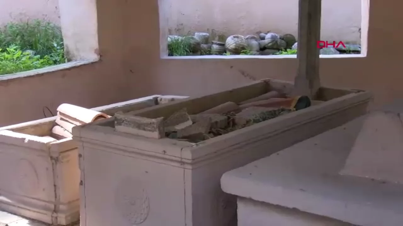 Tarihi Hüsrev Ağa Camii haziresi tahrip edildi