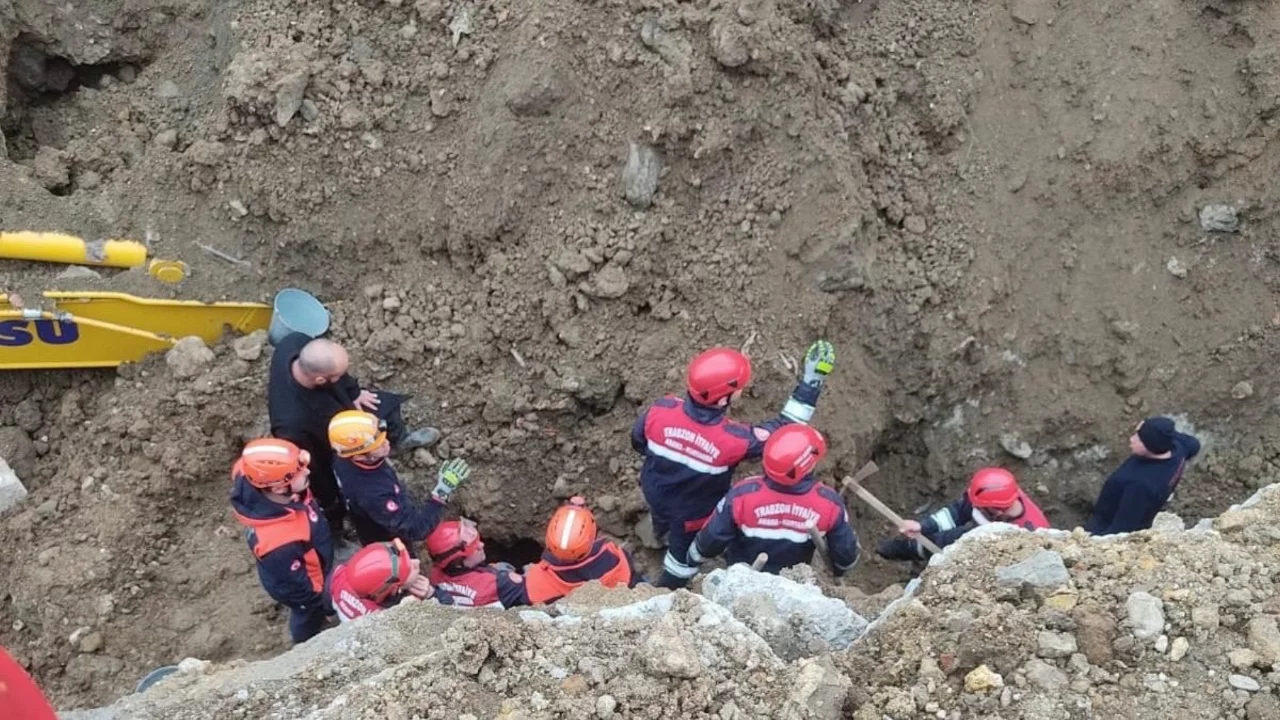 Göçükte toprak altında kalan iş makinesi operatörü kurtarıldı