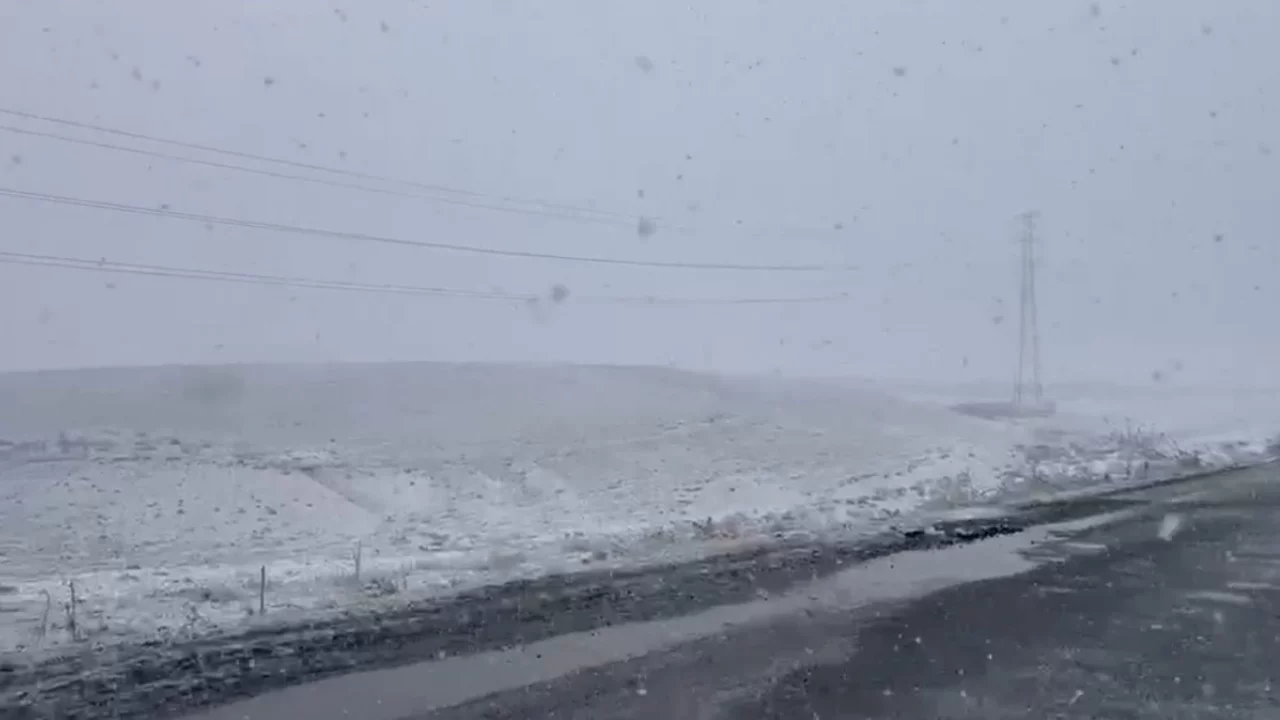 Türkiye'nin en kurak ilçelerinden Karapınar'da kar sevinci