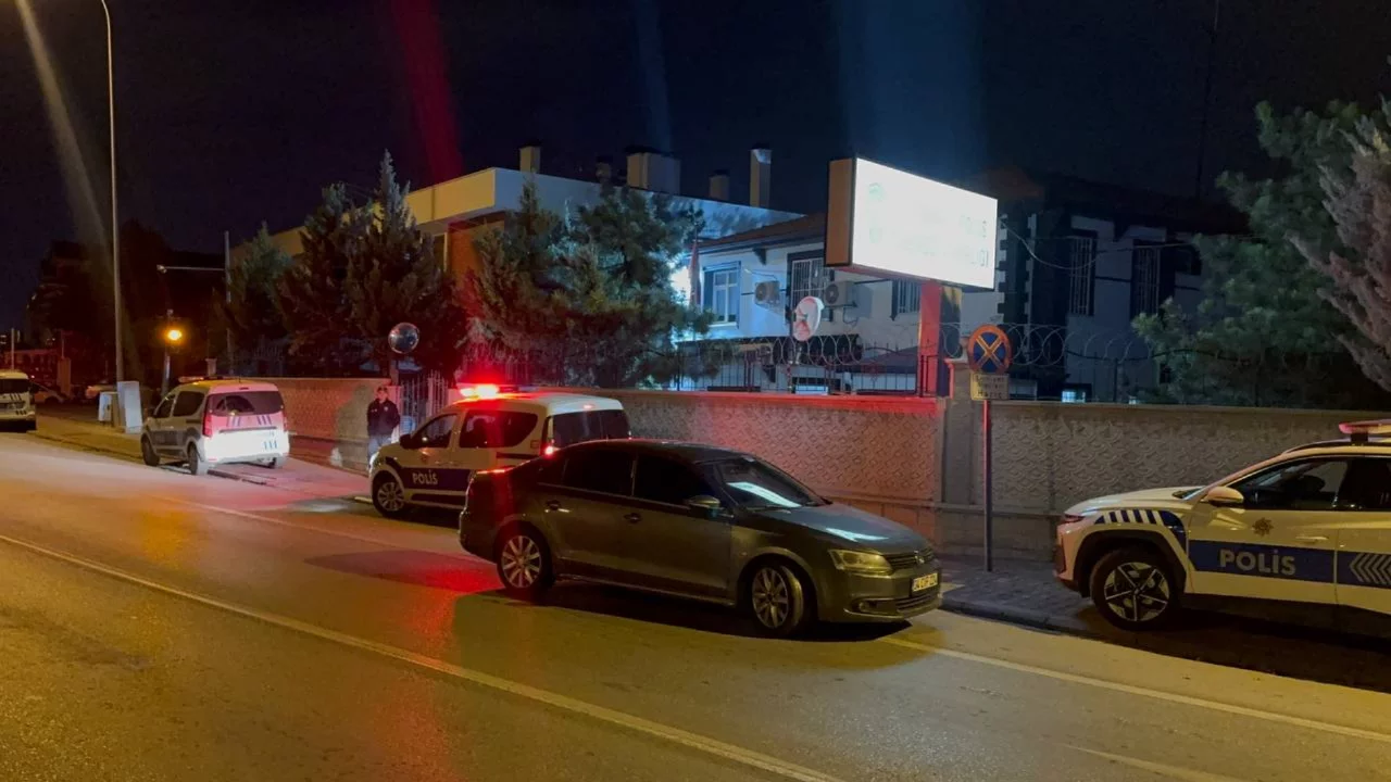 Polis merkezindeki cinayette; babası, bıçağı peçeteye sarıp oğluna vermiş
