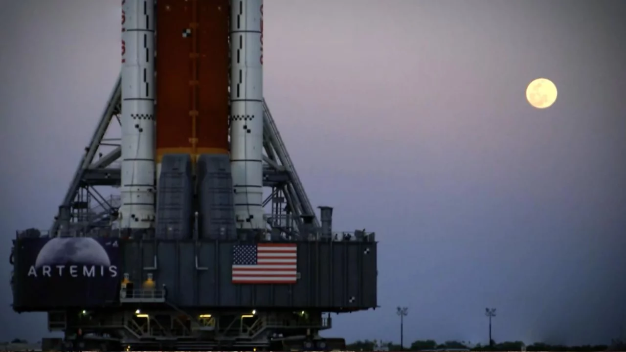 NASA, Artemis II roketini tamir için fırlatma rapmasından hangara çekiyor 