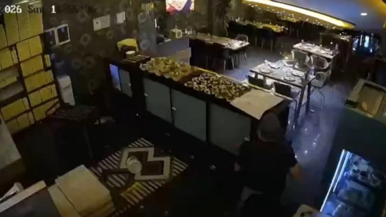 İftara saatler kala kebapçının tavanı çöktü! Personel canını zor kurtardı...